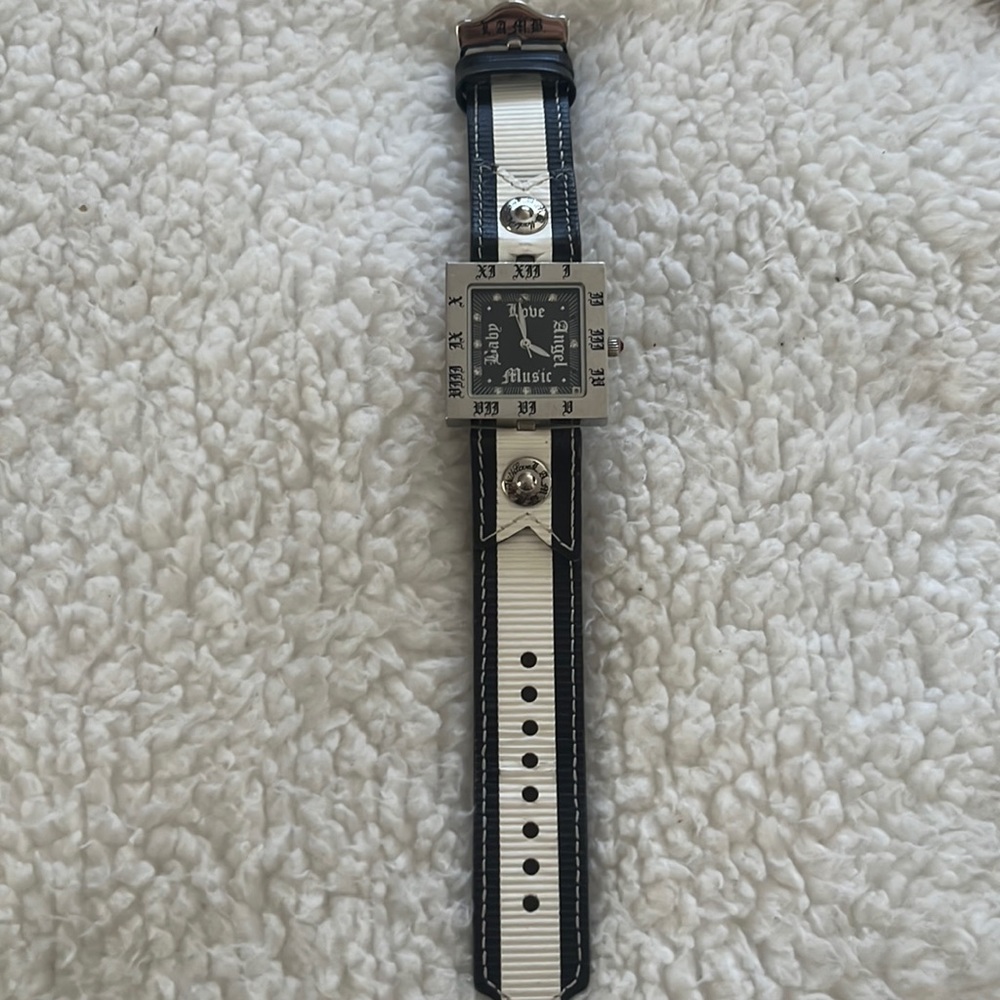 Authentic lamb watch, needs battery.